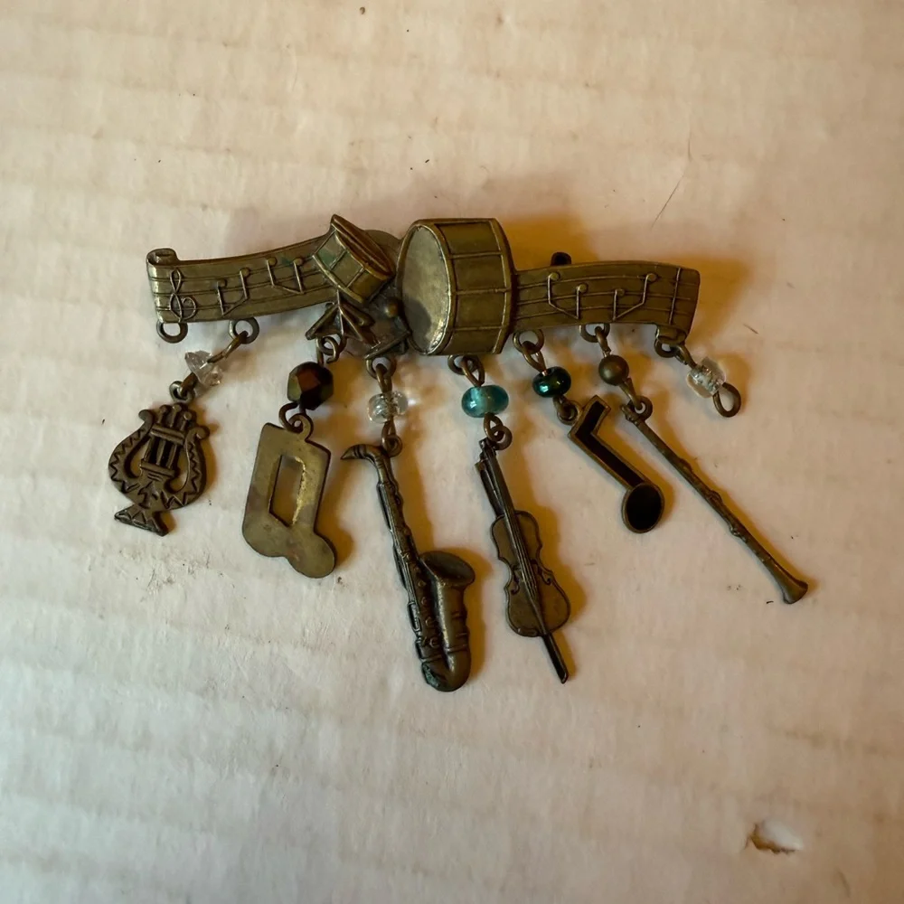 Musical Instrument pin / brooch Bronze